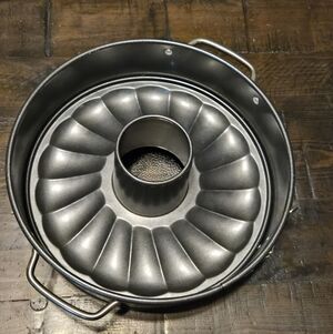 13" Round Silver Bundt Pan with Handles. Has Glass Plate. By Pampered Chef. Nwot